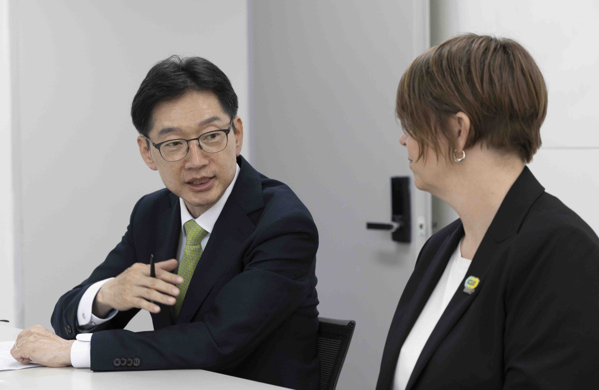 ▲김경수(왼쪽) 제21대 대통령 선거 더불어민주당 경선후보가 17일 경기 고양시 일산서구청에서 카트린 스테른펠트 잠메 스웨덴 말뫼 시장과 간담회를 하고 있다.  (연합뉴스)