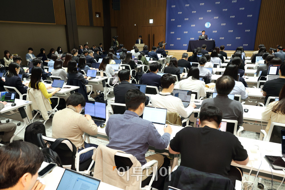 ▲이창용 한국은행 총재가 17일 서울 중구 한국은행 본관에서 열린 금융통화위원회 본회의를 마친 후 통화정책방향 기자 간담회를 열고 취재진의 질문에 답하고 있다. 사진공동취재단