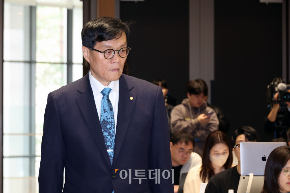 ▲이창용 한국은행 총재가 17일 서울 중구 한국은행 본관에서 열린 금융통화위원회 본회의를 마친 후 통화정책방향 기자 간담회에 참석하고 있다. 사진공동취재단