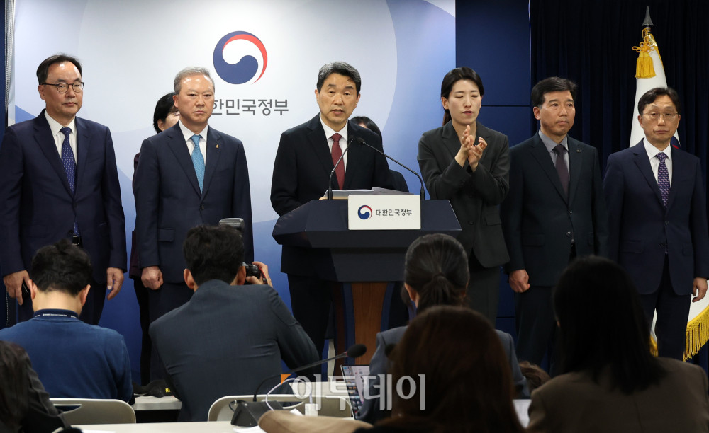 ▲이주호 사회부총리 겸 교육부 장관이 17일 서울 종로구 정부서울청사에서 2026학년도 의대 모집인원 조정 방향 관련 발표를 하고 있다. 이날 브리핑에는 의과대학선진화를위한총장협의회(의총협) 회장단인 양오봉 전북대 총장, 이해우 동아대 총장, 이종태 한국의과대학·의학전문대학원협회(의대협회) 이사장, 이진우 한국의학교육협의회 회장이 참석했다. 고이란 기자 photoeran@