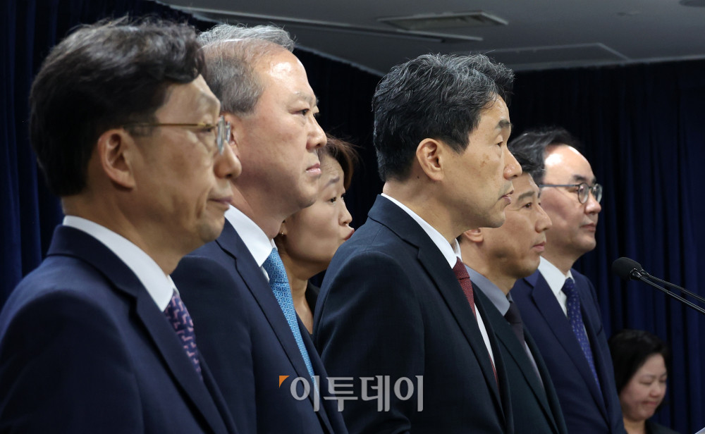 ▲이주호 사회부총리 겸 교육부 장관이 17일 서울 종로구 정부서울청사에서 2026학년도 의대 모집인원 조정 방향 관련 발표를 하고 있다. 이날 브리핑에는 의과대학선진화를위한총장협의회(의총협) 회장단인 양오봉 전북대 총장, 이해우 동아대 총장, 이종태 한국의과대학·의학전문대학원협회(의대협회) 이사장, 이진우 한국의학교육협의회 회장이 참석했다. 고이란 기자 photoeran@