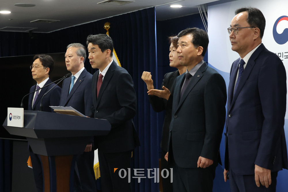 ▲이주호 사회부총리 겸 교육부 장관이 17일 서울 종로구 정부서울청사에서 2026학년도 의대 모집인원 조정 방향 관련 발표를 하고 있다. 이날 브리핑에는 의과대학선진화를위한총장협의회(의총협) 회장단인 양오봉 전북대 총장, 이해우 동아대 총장, 이종태 한국의과대학·의학전문대학원협회(의대협회) 이사장, 이진우 한국의학교육협의회 회장이 참석했다. 고이란 기자 photoeran@