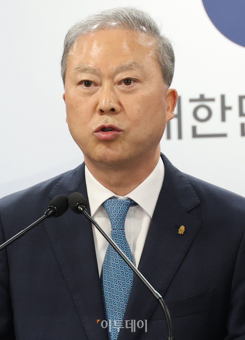 ▲의과대학선진화를위한총장협의회(의총협) 회장단인 양오봉 전북대 총장이 17일 서울 종로구 정부서울청사에서 2026학년도 의대 모집인원 조정 방향 관련 발표를 하고 있다. 고이란 기자 photoeran@