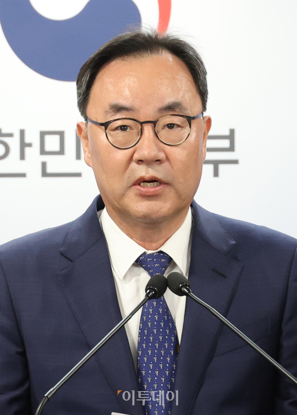 ▲이진우 한국의학교육협의회 회장이 17일 서울 종로구 정부서울청사에서 2026학년도 의대 모집인원 조정 방향 관련 발표를 하고 있다. 고이란 기자 photoeran@