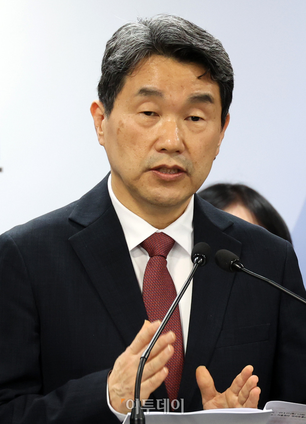 ▲이주호 사회부총리 겸 교육부 장관이 17일 서울 종로구 정부서울청사에서 2026학년도 의대 모집인원 조정 방향 관련 발표를 하고 있다. 이날 브리핑에는 의과대학선진화를위한총장협의회(의총협) 회장단인 양오봉 전북대 총장, 이해우 동아대 총장, 이종태 한국의과대학·의학전문대학원협회(의대협회) 이사장, 이진우 한국의학교육협의회 회장이 참석했다. 고이란 기자 photoeran@