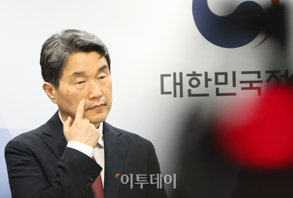 ▲이주호 사회부총리 겸 교육부 장관이 17일 서울 종로구 정부서울청사에서 2026학년도 의대 모집인원 조정 방향 관련 발표를 마치고 얼굴을 만지고 있다. 이날 브리핑에는 의과대학선진화를위한총장협의회(의총협) 회장단인 양오봉 전북대 총장, 이해우 동아대 총장, 이종태 한국의과대학·의학전문대학원협회(의대협회) 이사장, 이진우 한국의학교육협의회 회장이 참석했다. 고이란 기자 photoeran@