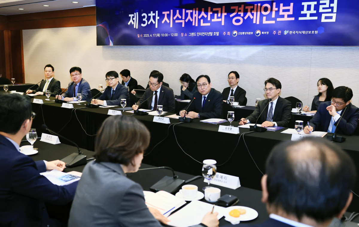 ▲정인교 산업통상자원부 통상교섭본부장(정면 왼쪽 다섯 번째)이 17일 서울 삼성동 그랜드인터콘티넨탈호텔에서 김완기 특허청장(왼쪽 네 번째)를 비롯한 학계, 로펌 및 유관기관 전문가 등 관계자 들과 '제3차 지식재산과 경제안보 포럼'을 주재, 인사말을 하고 있다. (사진제공=산업통상자원부)