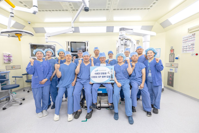 ▲중앙대병원 로봇수술센터 의료진들이 다빈치SP 로봇 도입을 기념하며 단체 사진을 촬영하고 있다. (사진제공=중앙대학교병원)