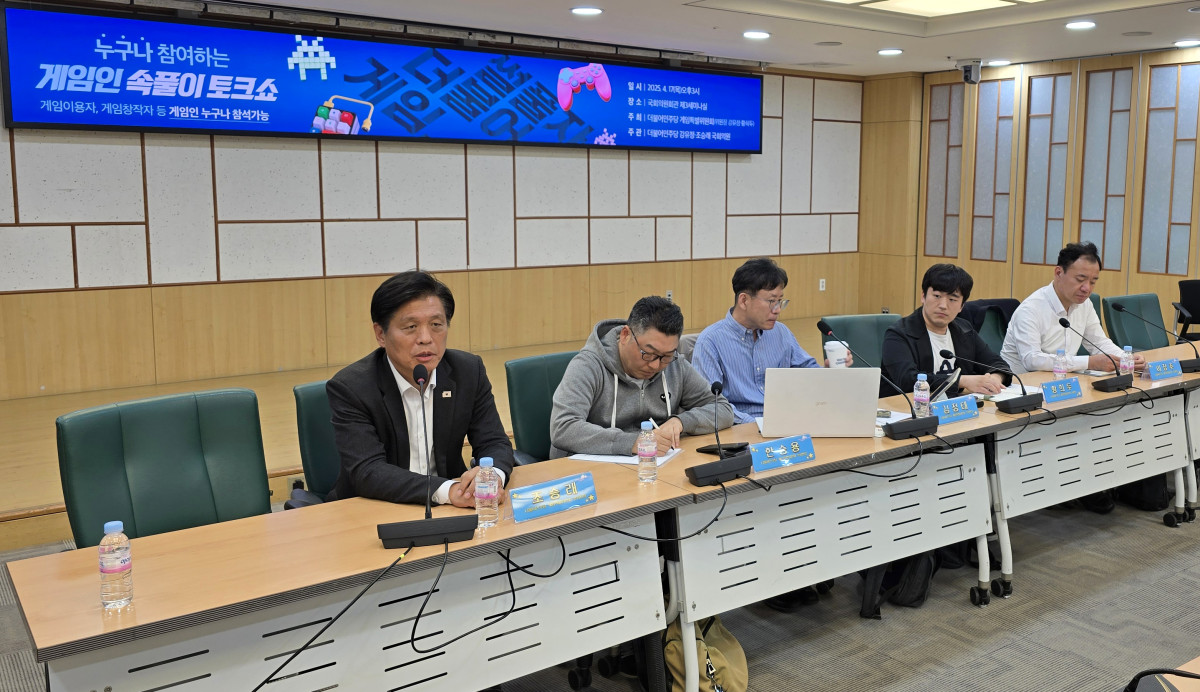 ▲더불어민주당 게임특별위원회 관계자들이 17일 국회의원회관에서 열린 토크쇼 행사에서 인사하고 있다. (사진 왼쪽부터) 조승래 의원, 한승용 PS애널리틱스 최고전략책임자(CSO), 김정태 동양대 게임학부 교수, 황희두 공동 위원장, 이장주 이락문화연구소 소장.  (사진제공=연합뉴스)