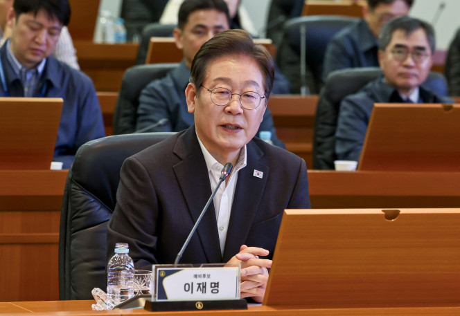 ▲더불어민주당 대선후보 경선 주자인 이재명 전 대표가 17일 대전광역시 유성구 국방과학연구소(ADD)에서 열린 현장간담회에서 발언을 하고 있다. 2025.4.17. (연합뉴스)