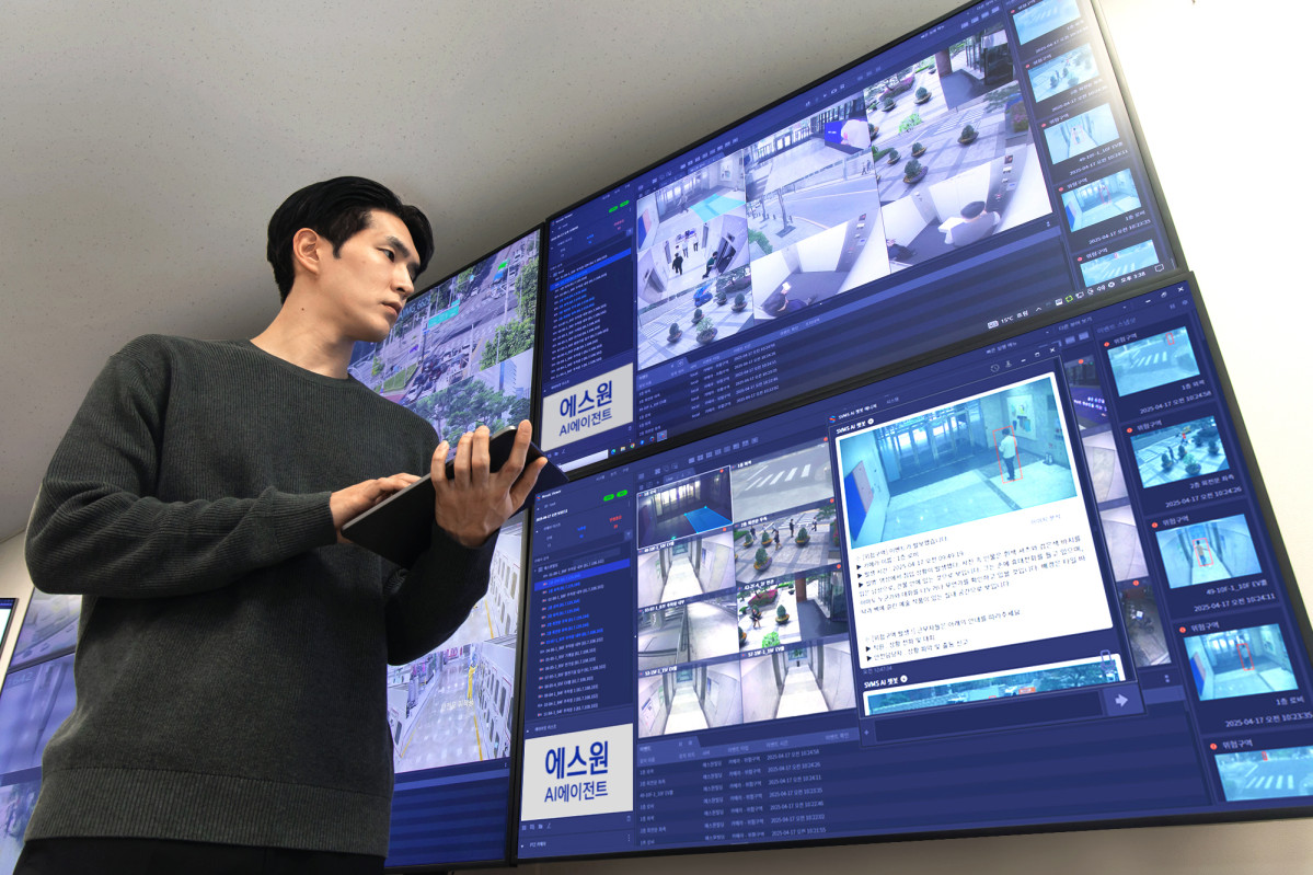 ▲에스원 R&D센터 연구원이 AI 에이전트를 시연하고 있다 (사진제공=에스원)