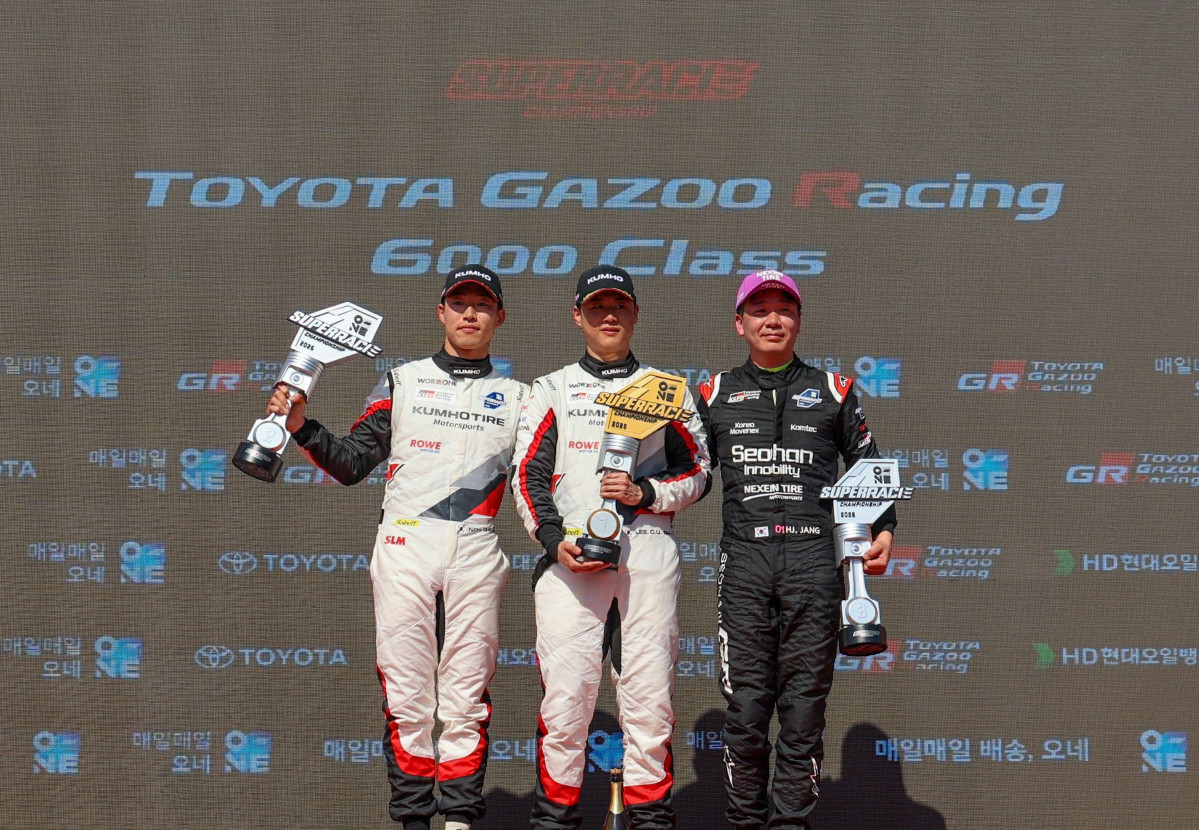 ▲ 금호 SL모터스포츠 드라이버 이창욱 선수(가운데)와 노동기 선수(왼쪽)가 더블 포디엄을 차지하며 사진 촬영을 하고 있다. (사진=금호타이어)