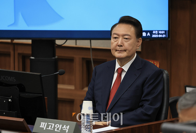 ▲윤석열 전 대통령이 21일 서울 서초동 서울중앙지법에서 열린 내란 우두머리 혐의 형사재판 두번째 공판에 출석하고 있다. 사진공동취재단