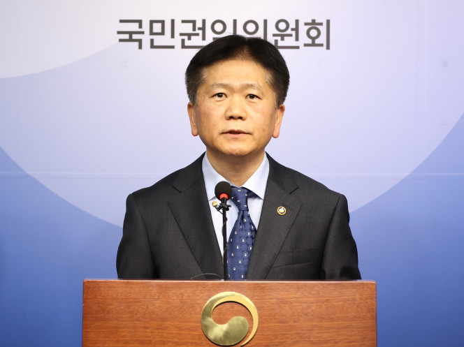 ▲이명순 국민권익위원회 부패방지 부위원장이 10일 세종시 정부세종청사에서 류희림 방송통신심의위원장의 '민원 사주' 의혹 관련 방심위에 재조사를 요구하기로 의결했다고 밝히고 있다. 2025.03.10. (뉴시스)