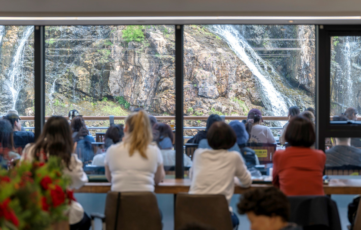 ▲서대문구 '카페 폭포'에서 사람들이 폭포를 감상하고 있다. 사진제공-서대문구