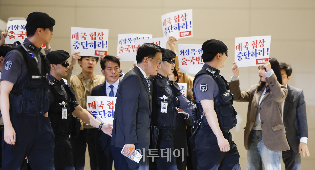 ▲최상목 경제부총리 겸 기획재정부 장관이 22일 인천국제공항 제2여객터미널에서 미국 워싱턴 D.C에서 열리는 한미 2+2 통상 협의와 주요 20개국(G20) 재무장관회의에 참석하기 위해 출국하는 가운데 윤종오 진보당 원내대표 및 관계자들이 협상 중단을 요구하며 출국에 반대하고 있다. 조현호 기자 hyunho@