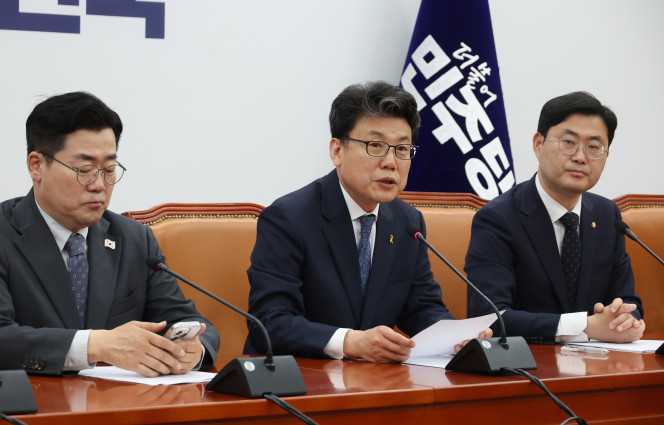 ▲진성준 더불어민주당 정책위의장이 17일 서울 여의도 국회에서 열린 정책조정회의에서 발언하고 있다. 2025.04.17. (뉴시스)