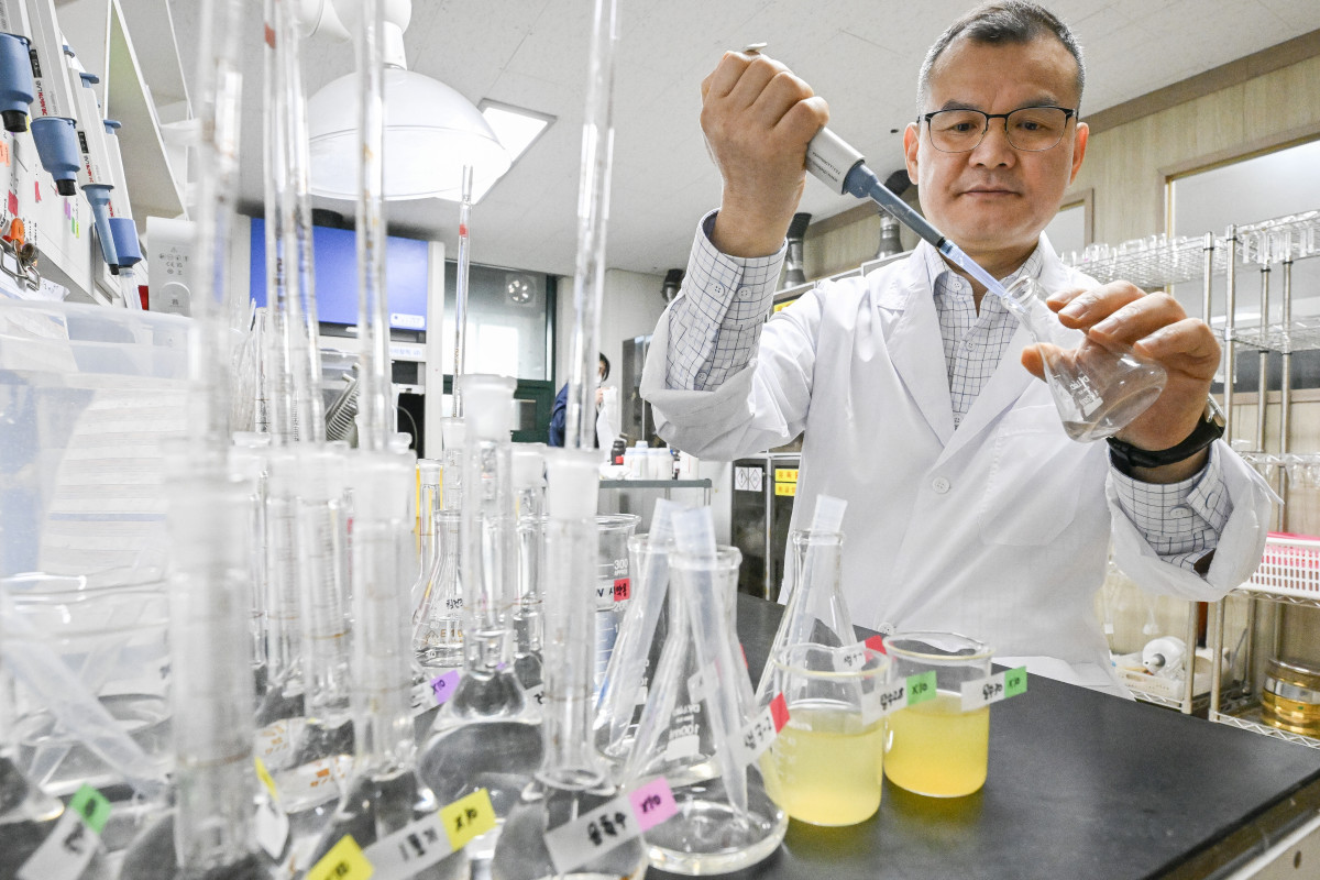 ▲윤종원 이엔워터솔루션 전무가 17일 충남 당진시 이엔워터솔루션에서 고농도 액상 폐기물을 확인하고 있다. 조현호 기자 hyunho@