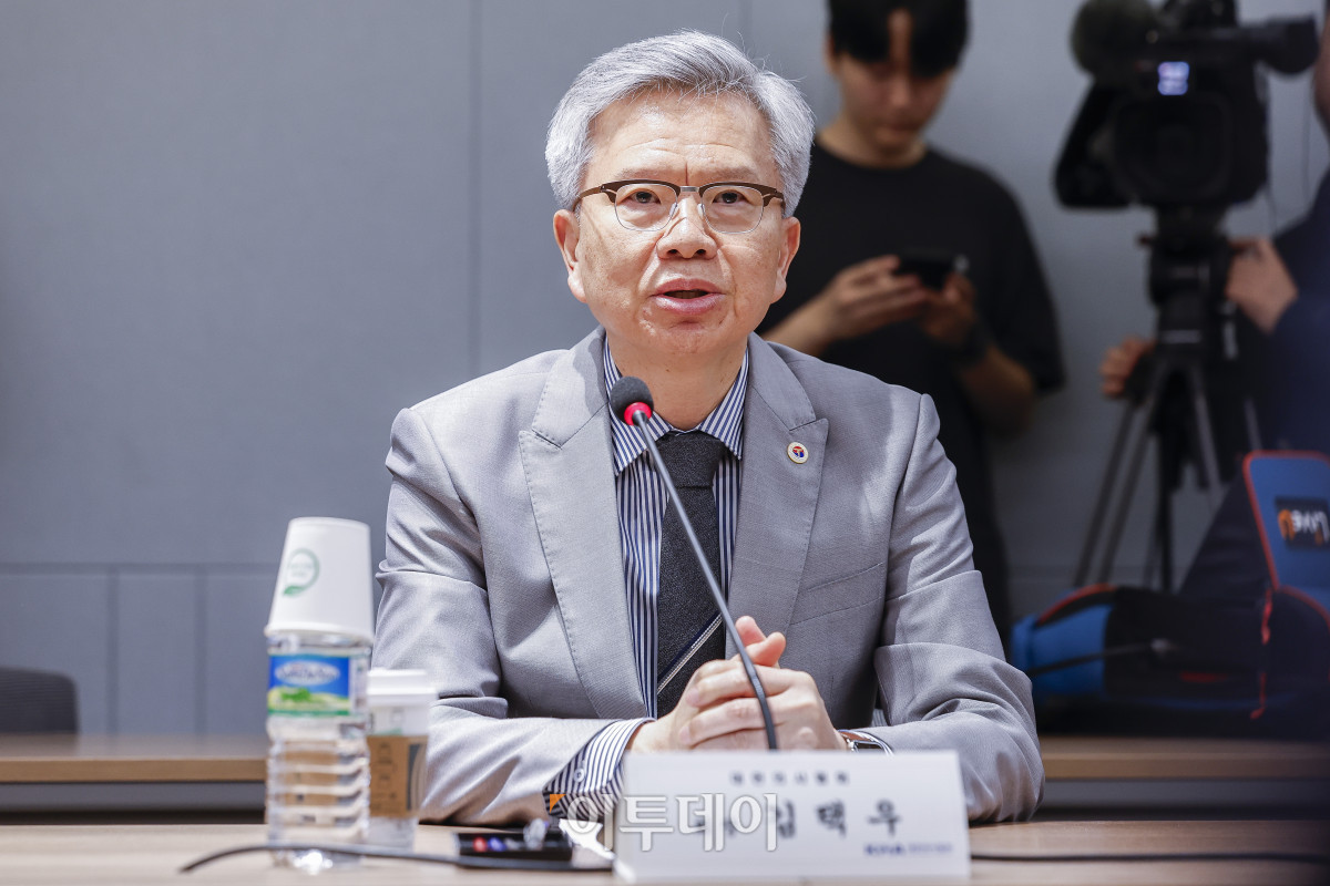 ▲김택우 대한의사협회장이 22일 서울 용산구 대한의사협회에서 열린 홍준표 국민의힘 대선 경선 후보와의 간담회에서 모두발언을 하고 있다. 조현호 기자 hyunho@
