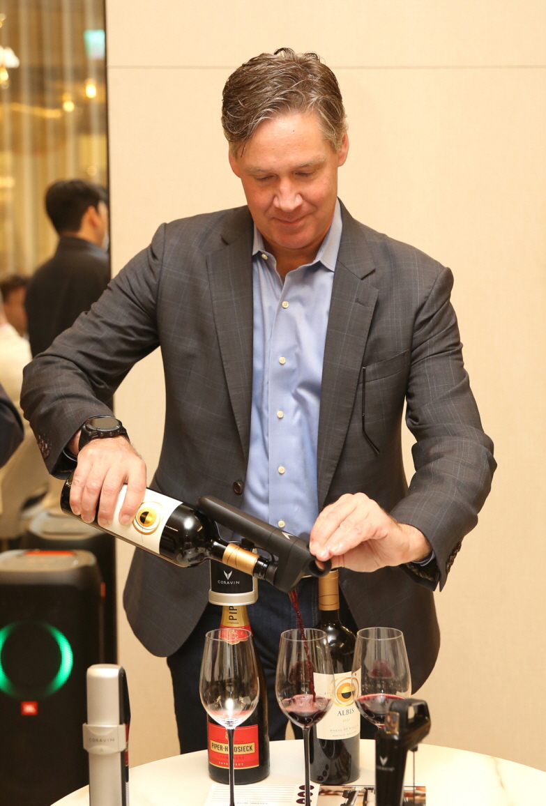 ▲그레그 람브레트(Greg Lambrecht) 코라빈 CEO가 코라빈을 사용해 와인을 따르고 있다. (사진제공=아영FBC)