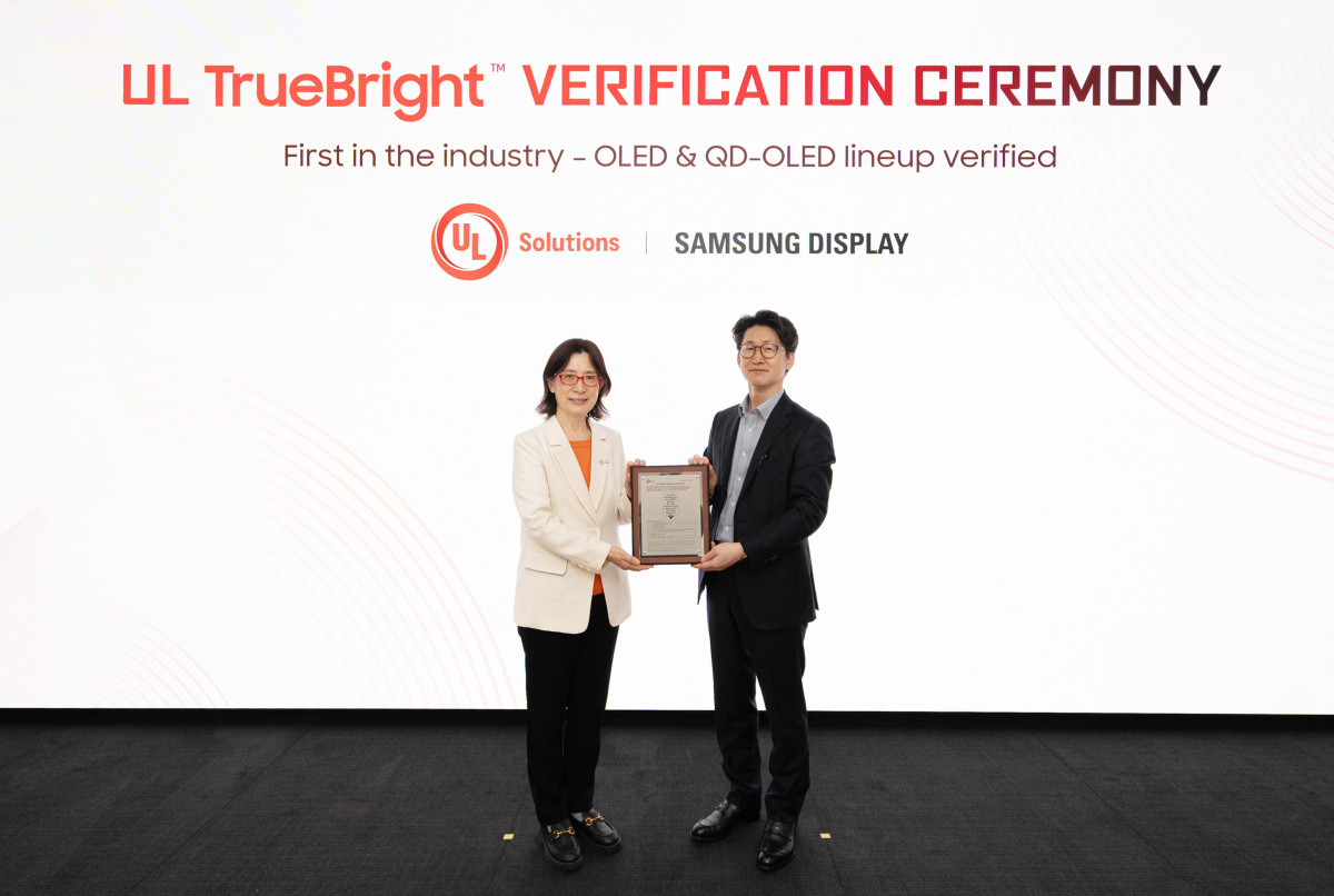 ▲22일 기흥 삼성디스플레이리서치에서 열린 '트루 브라이트' 검증 체결식에서 윤재남 중소형사업부 마케팅팀장 부사장(오른쪽)과 쉐리허 UL솔루션즈 CMIT 부사장이 기념 촬영을 하고 있다. (자료제공=삼성디스플레이)