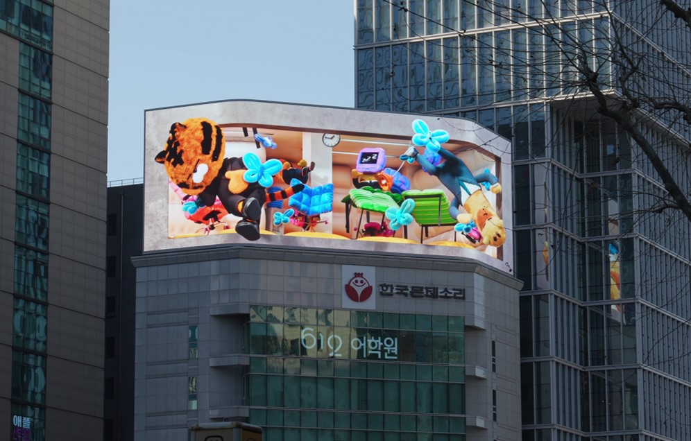 ▲강남대로에서 송출되고 있는 이노션 콘텐츠 '냅핑 오피스'. (사진=이노션)