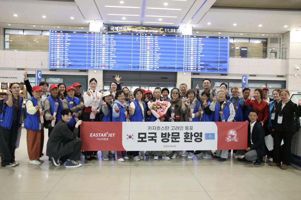 ▲22일 ZE136편을 통해 한국에 입국한 고려인 동포들이 인천국제공항에서 기념 촬영을 하고 있다. (사진=이스타항공)