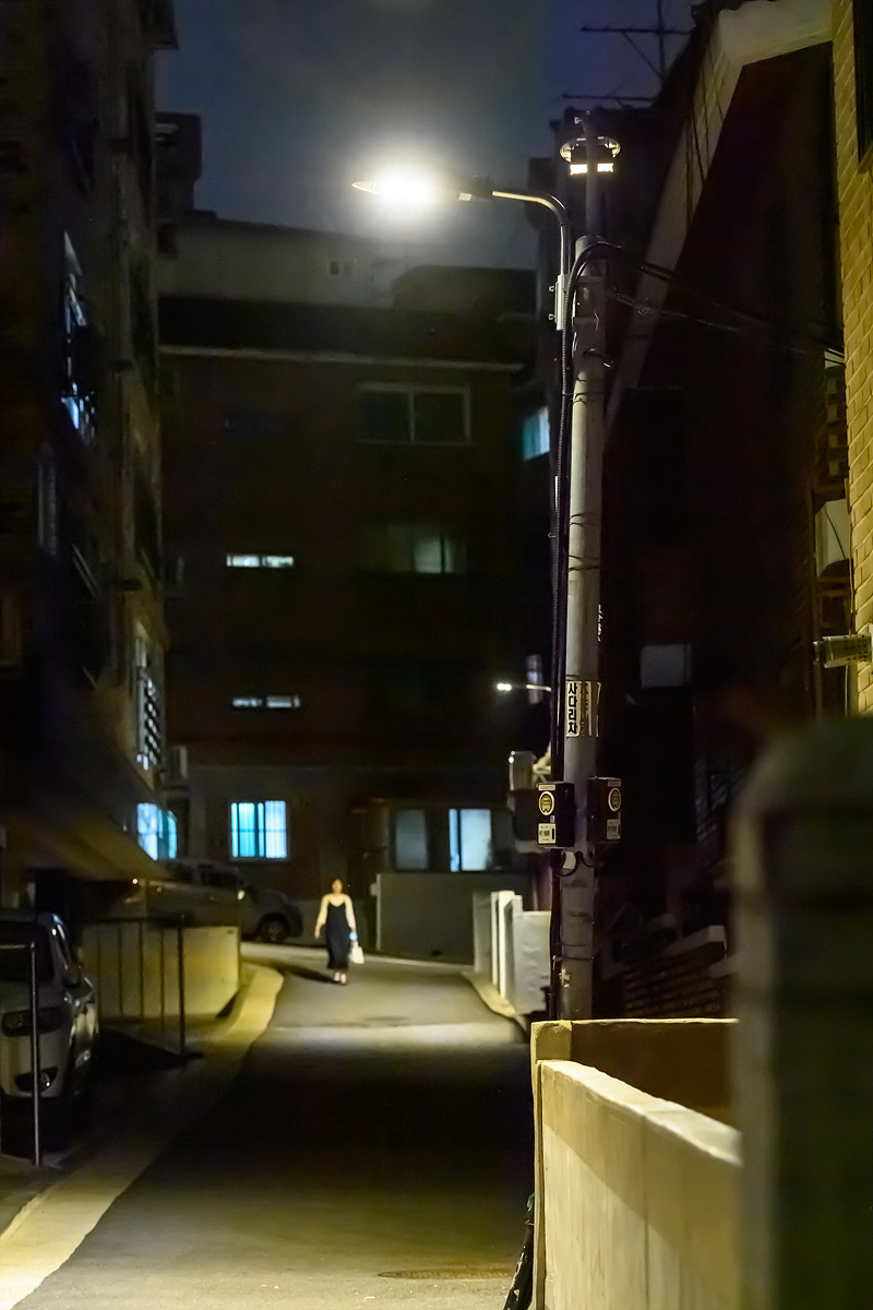 ▲스마트보안등이 설치된 골목길을 지나는 시민. 사진제공-양천구