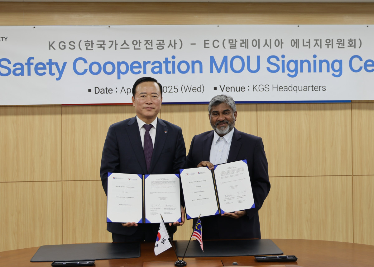 ▲박경국 한국가스안전공사 사장(왼쪽)이 23일 충북 혁신도시 본사에서 산자얀 벨로탐(Sanjayan Velautham) 말레이시아 에너지위원회 최고운영책임자와 ‘가스안전 협력을 위한 업무협약(MOU)’을 체결한 후 기념 촬영을 하고 있다. (사진제공=한국가스안전공사)
