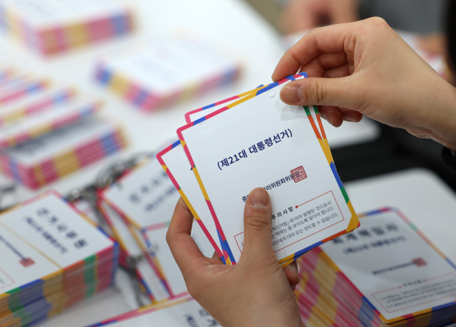 ▲제21대 대통령 선거를 50일 앞둔 14일 경기도 과천시 중앙선거관리위원회에서 직원들이 선거사무관계자 표지를 정리하고 있다. 2025.4.14. (연합뉴스)