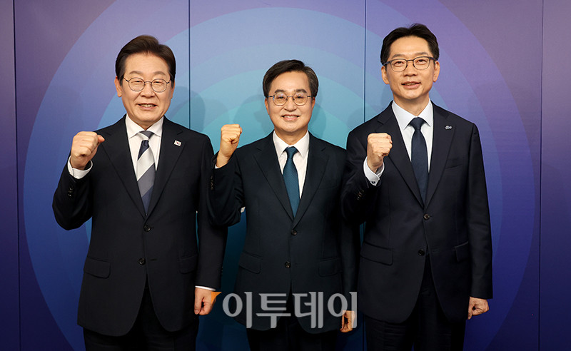 ▲더불어민주당 제21대 대통령선거 경선에 나선 이재명(왼쪽부터), 김동연, 김경수 예비후보가 23일 서울 여의도 오마이TV 스튜디오에서 열린 토론회에서 기념촬영을 하고 있다. 국회사진취재단