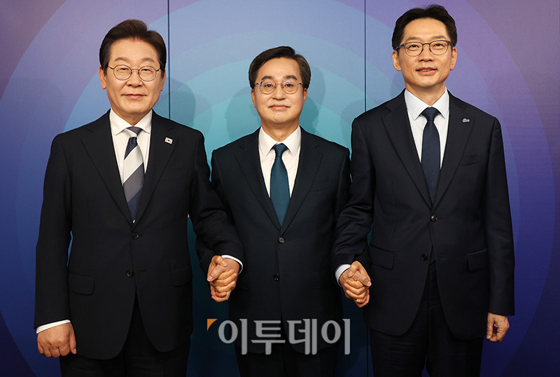 ▲더불어민주당 제21대 대통령선거 경선에 나선 이재명(왼쪽부터), 김동연, 김경수 예비후보가 23일 서울 여의도 오마이TV 스튜디오에서 열린 토론회에서 기념촬영을 하고 있다. 국회사진취재단