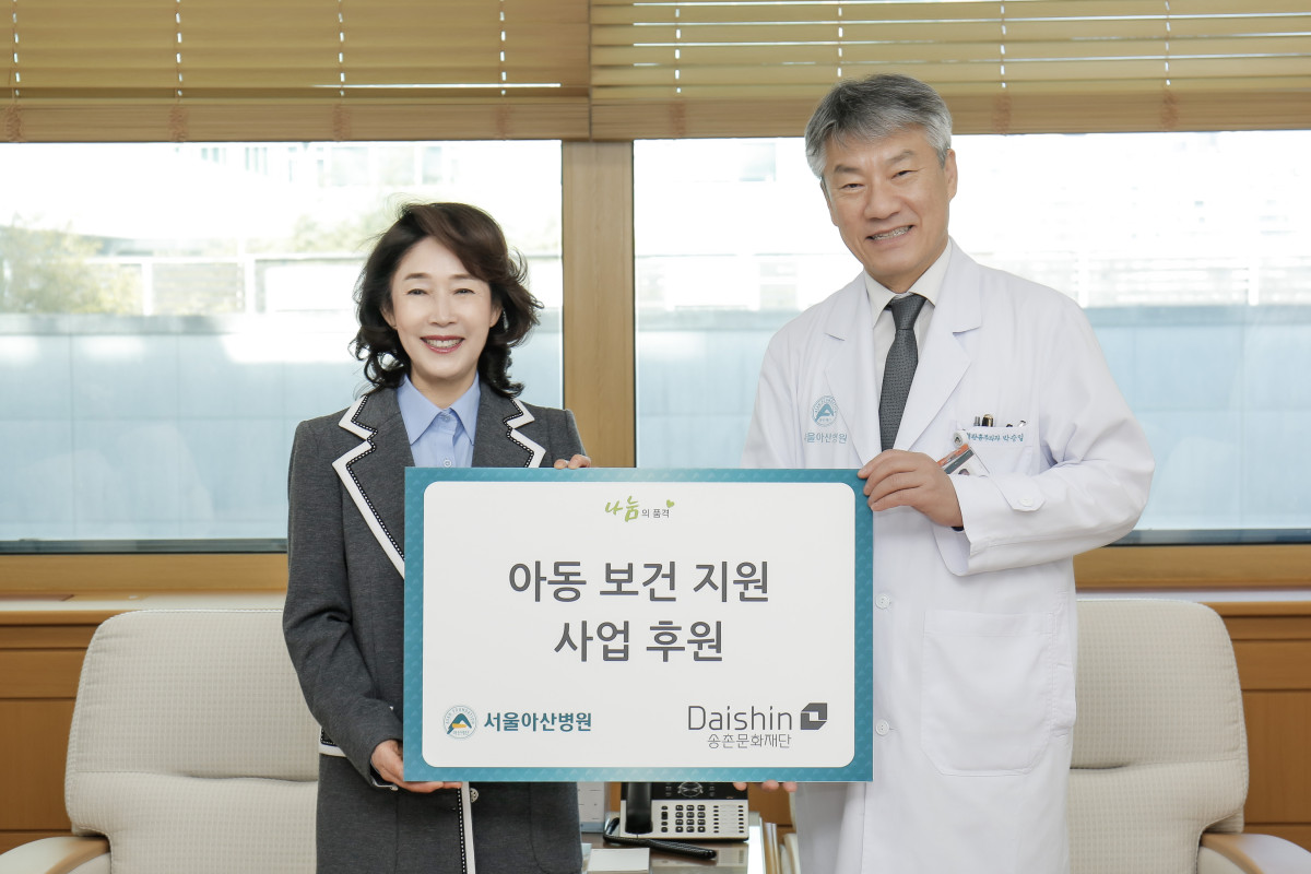 ▲이어룡 대신파이낸셜그룹 회장(왼쪽)과 박승일 서울아산병원장(오른쪽)이 아동 보건 지원 사업 후원금 전달식을 갖고 사진을 촬영하고 있다. (사진=대신증권)