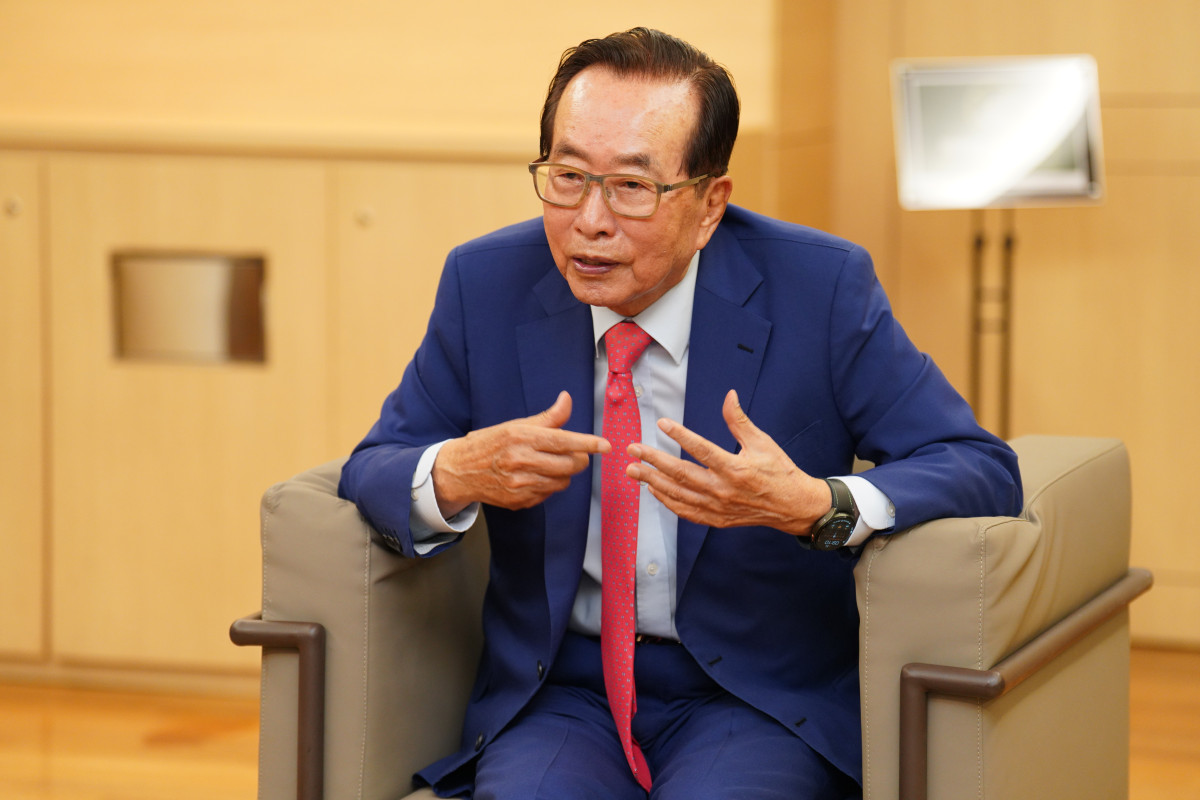 ▲김재철 동원그룹 명예회장이 23일 강남 교보타워에서 열린 출간 기념 강연회 직후 기자들과 만나 대화를 나누고 있다.  (사진제공=동원그룹)