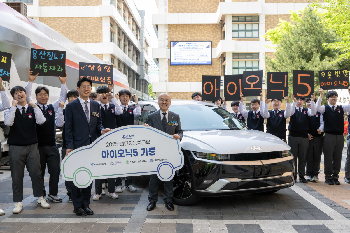 ▲(왼쪽부터) 이혁노 현대차그룹 상무, 설세훈 서울시교육청 부교육감이 기념 촬영을 하는 모습 (사진=현대차)