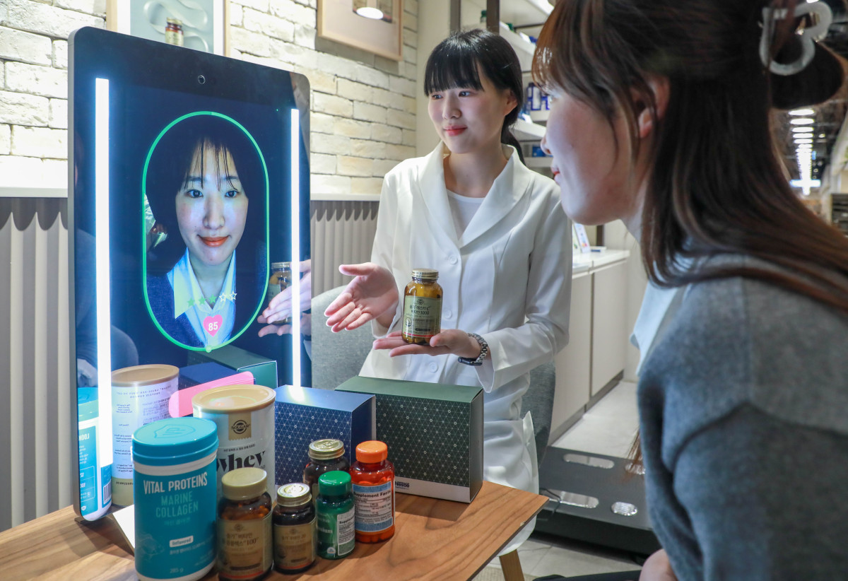▲24일 한 여성 고객이 현대백화점 목동점 네슬레 헬스사이언스 매장에서 AI 기반 헬스케어 전문 기기 ‘아누라 매직미러(Anura Magic Mirror)’를 체험하고 있다.  (사진제공=현대백화점)