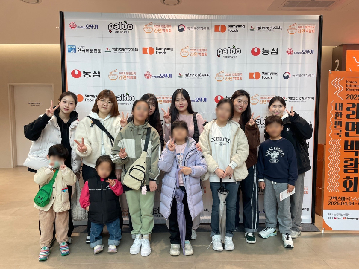 ▲다이닝브랜즈그룹 봉사단 ‘다인어스’가 아동들을 대상으로 멘토링 봉사를 펼쳤다. (사진제공=다이닝브랜즈그룹)