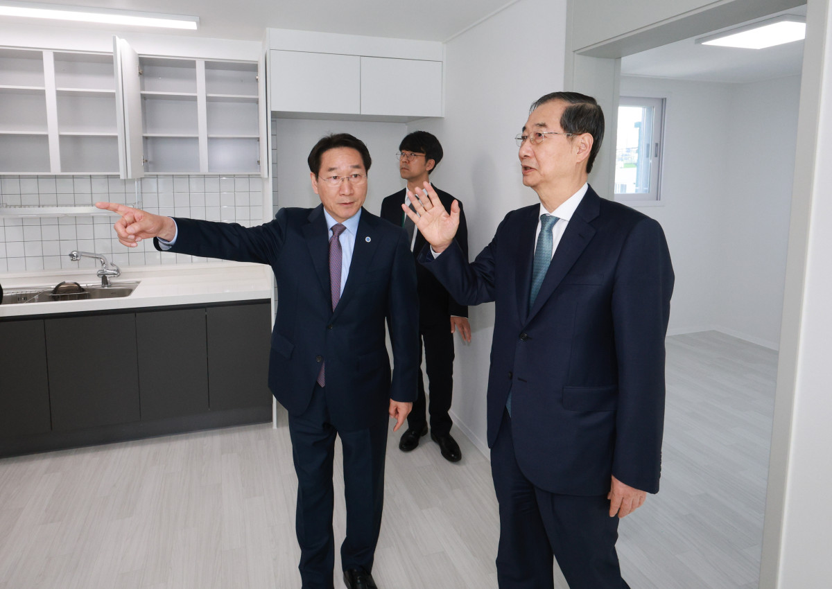 ▲한덕수 대통령 권한대행 국무총리가 24일 인천 미추홀구 천원주택 현장을 방문해 주거환경을 점검하며 유정복 인천시장과 대화하고 있다. (연합뉴스)
