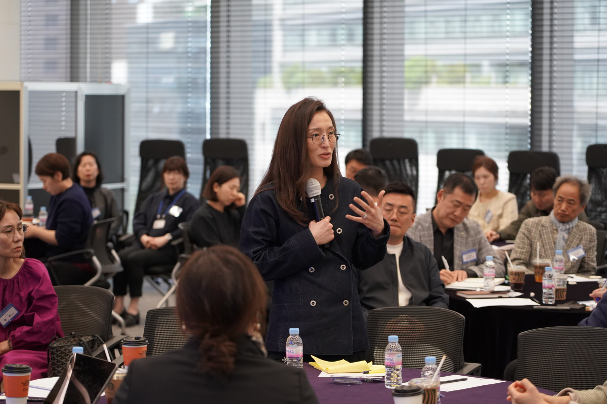 ▲성래은 한국패션협회 회장(사진 가운데)이 23일 열린 서울 중구 남산동 영원무역 명동빌딩에서 'K패션 미국 관세 정책 대응 전략 이슈 콘퍼런스'에서 발언하고 있다. (사진제공=한국패션협회)
