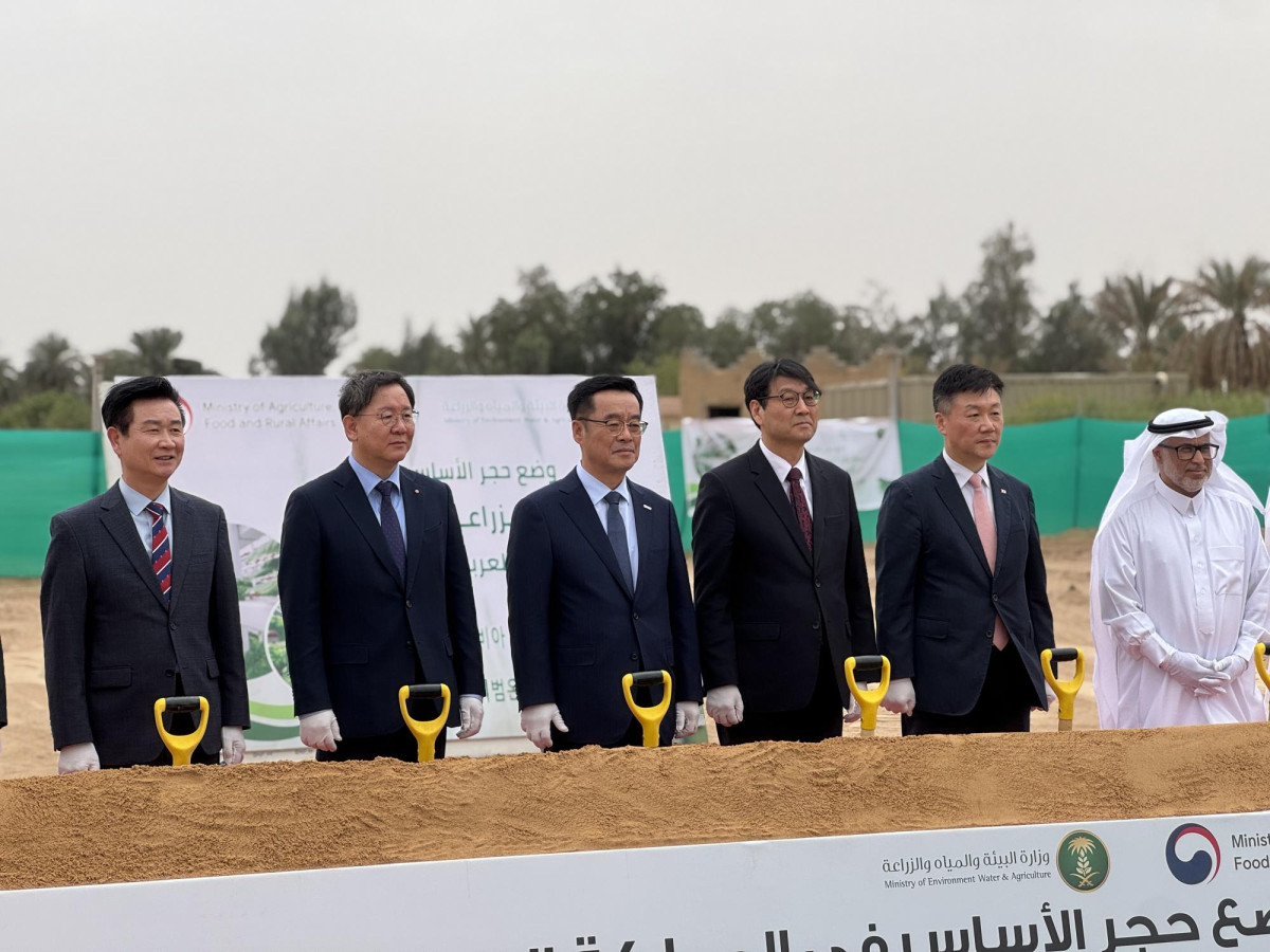 ▲좌측부터 강성민 케이에스팜 대표, 황청용 농심 부사장, 안호근 한국농업기술진흥원 원장, 문병준 주사우디아라비아 대한민국 대사 대리, 박범수 농림축산식품부 차관, 사우디 물환경농업부 알 무샤이티 차관