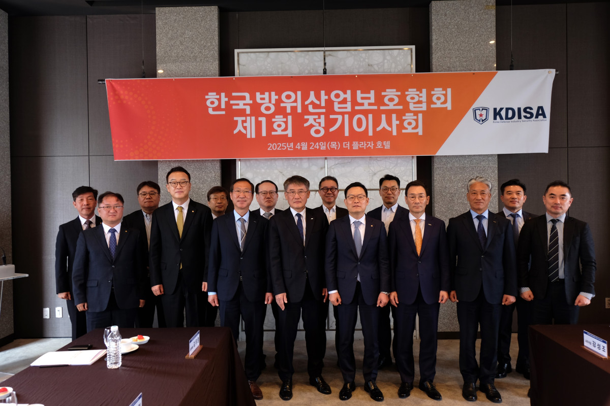 ▲서울 중구 더 플라자호텔에서 24일 열린 한국방위산업보호협회 1회 정기이사회에서 권형순 SNT모티브 대표이사(앞줄 왼쪽 세번째부터 오른쪽으로), 박재석 SNT다이내믹스 대표이사, 손재일 한화에어로스페이스 대표이사, 유상철 HJ중공업 대표이사 등 이사진 및 운영진들이 기념촬영하고 있다. (한화에어로스페이스)