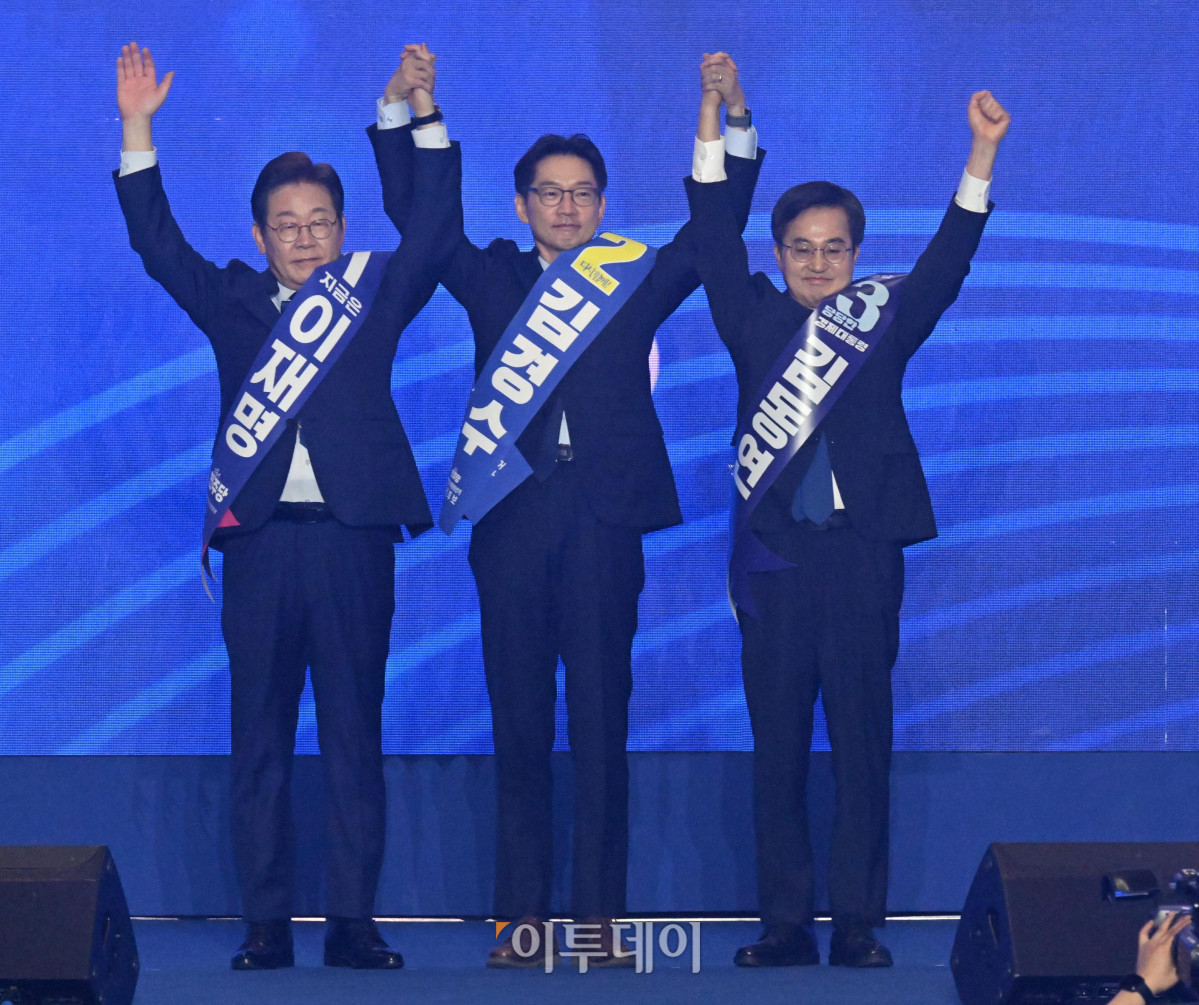 ▲더불어민주당 이재명, 김경수, 김동연 대선 경선 후보가 27일 경기 고양시 킨텍스에서 열린 더불어민주당 제21대 대통령선거 후보자 선출을 위한 수도권·강원·제주 합동연설회에서 지지자들에게 손을 들어 인사하고 있다. 고이란 기자 photoeran@