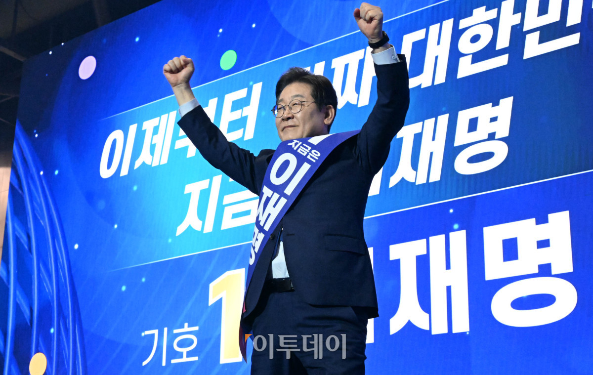 ▲이재명 더불어민주당 대선 경선 후보가 27일 경기 고양시 킨텍스에서 열린 더불어민주당 제21대 대통령선거 후보자 선출을 위한 수도권·강원·제주 합동연설회에서 지지자들에게 손을 들어 인사하고 있다. 고이란 기자 photoeran@