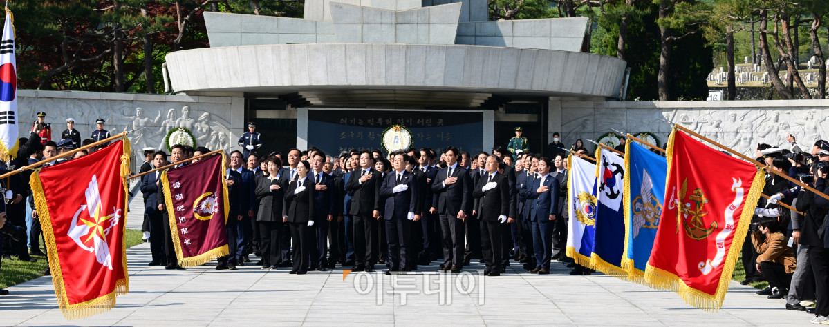 ▲이재명 더불어민주당 대선후보가 28일 서울 동작구 국립서울현충원에서 당 지도부와 함께 참배를 마친 후 국기에 대한 경례를 하고 있다. 조현호 기자 hyunho@