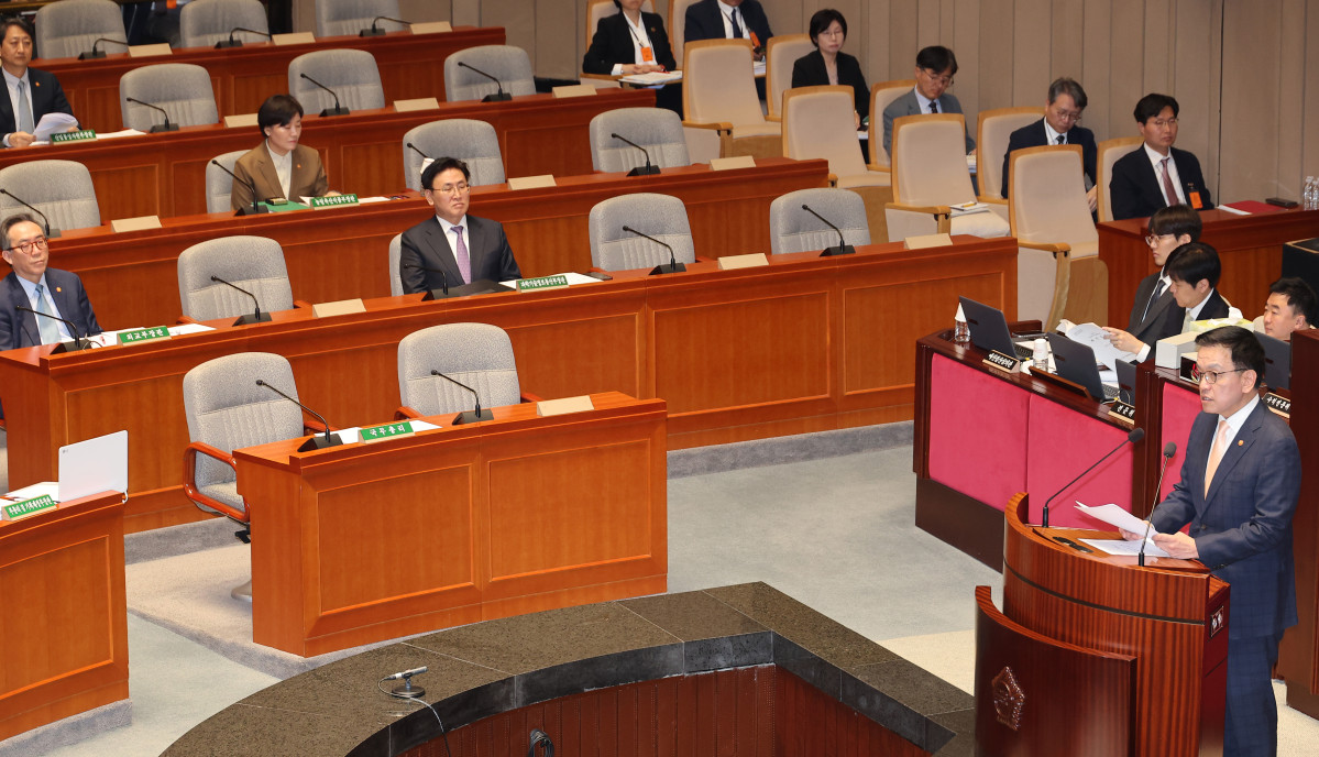 ▲28일 서울 여의도 국회에서 추가경정예산(추경)안을 심사하는 종합정책질의 등을 위해 열린 국회 예산결산특별위원회 전체회의에서 최상목 경제부총리 겸 기획재정부 장관이 제안설명을 하고 있다. (연합뉴스)