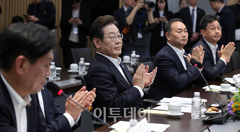 ▲이재명 더불어민주당 대선 후보가 28일 경기 이천 SK하이닉스에서 열린 K-반도체 AI메모리반도체 기업 간담회에서 박수치고 있다. 국회사진취재단