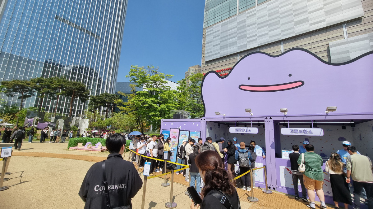 ▲28일 오전 서울 송파구에 있는 롯데월드몰 월드파크 잔디광장에서 메타몽 QR 스템프 미션 완료 후 사은품을 받으려는 고객들이 줄지어 서있다. (사진=유승호 기자 peter@)