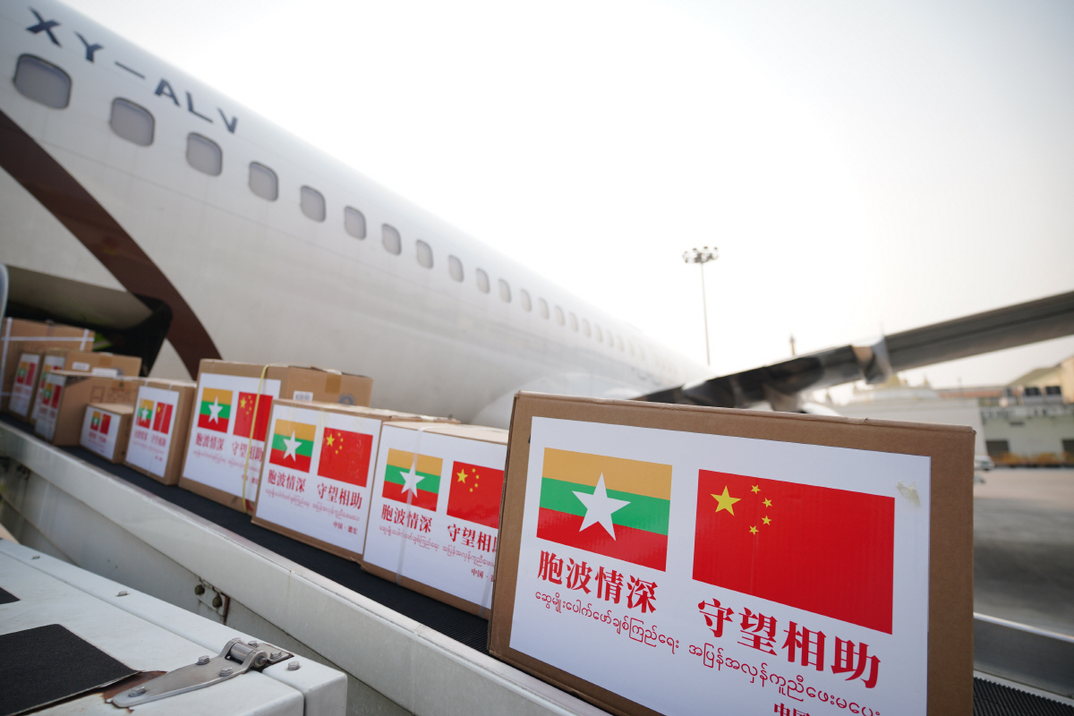 ▲중국 더훙 망시 공항에서 지난달 1일 미얀마 지진 구호를 위한 화물이 화물기에 실리고 있다. 더훙/신화뉴시스