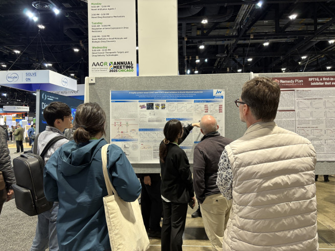 ▲C&C신약연구소가 28일(현지시간) 미국 시카고에서 열린 ‘AACR 2025’에서 급성골수성백혈병 치료제로 개발 중인 STAT5/STAT3 이중 억제제 후보물질 CNC-01의 비임상 연구 결과를 포스터 발표했다. (사진제공=C&C신약연구소)