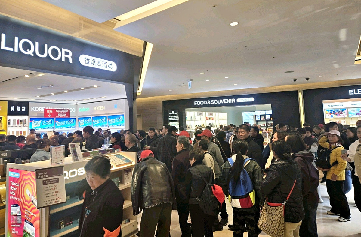 ▲신라아이파크면세점을 방문한 중국 패키지 관광객이 쇼핑을 하고 있다. (사진제공=신라아이파크면세점)